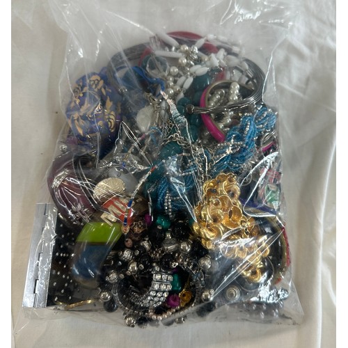 470 - Mixed bag of assorted costume jewellery weighs approx 215 grams