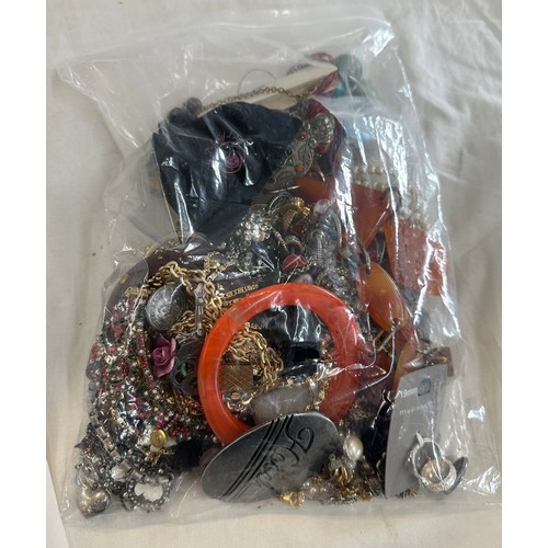 470 - Mixed bag of assorted costume jewellery weighs approx 215 grams