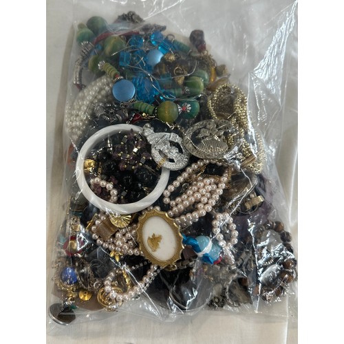 471 - Mixed bag of assorted costume jewellery weighs approx 192 grams