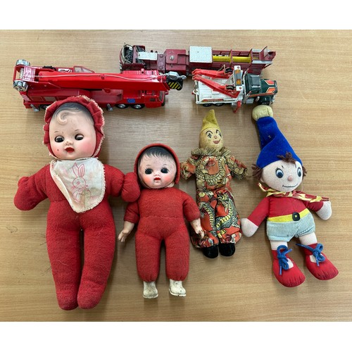 87 - Selection of vintage retro toys to include dolls, a Noddy teddy etc