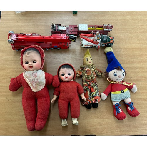 87 - Selection of vintage retro toys to include dolls, a Noddy teddy etc