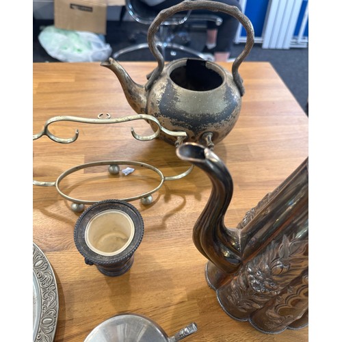 213 - Selection of silver plated items to include an inkwell, tea pot, cruet stand- some pieces marked Vin... 