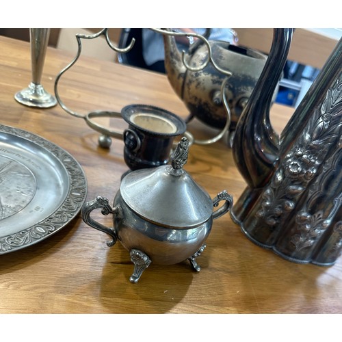 213 - Selection of silver plated items to include an inkwell, tea pot, cruet stand- some pieces marked Vin... 