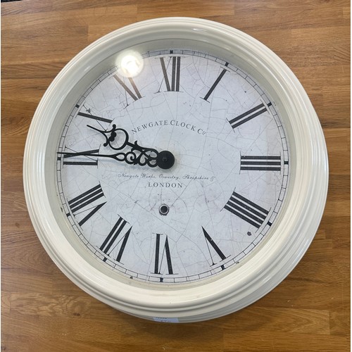 292 - Large modern Newgate Clock co of London wall clock battery operated measures approx 20 inches diamet... 