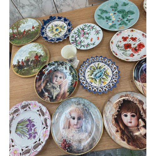 230 - Selection of vintage collectors plates to include Royal Winton, Franklin Mint etc