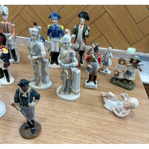 319 - Selection of porcelain figures to include soldiers etc