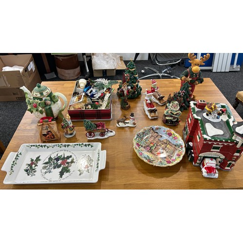 283 - Selection of vintage Christmas porcelain decorations to include Royal Albert plates etc