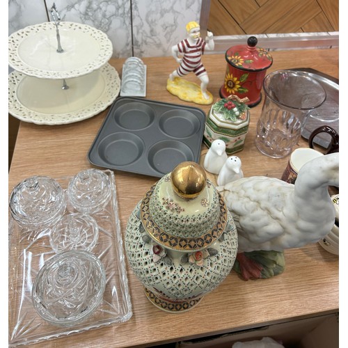 254 - Selection of miscellaneous to include oriental pottery, glass etc