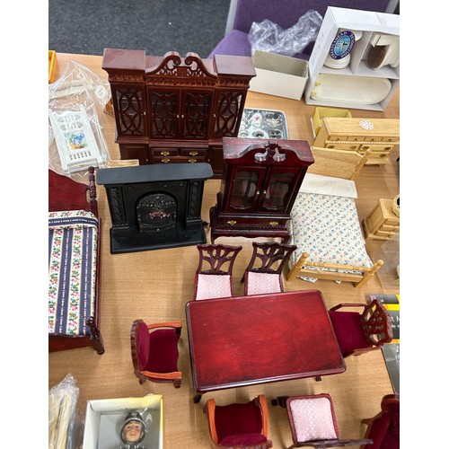 224 - Selection of vintage dolls house accessories to include furniture etc