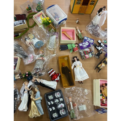 204 - Selection of vintage dolls house accessories to include furniture, miniature dolls etc