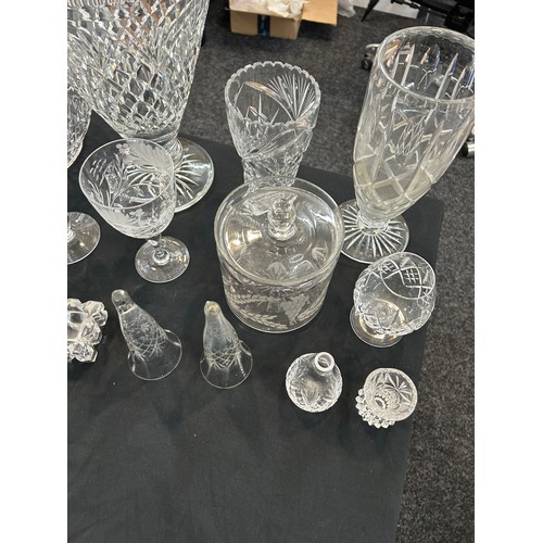 210 - Selection of glassware to include cut glass, crystal glass, decanters, vases etc