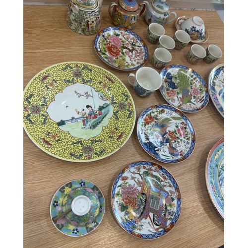 532 - Selection of oriental items to include tea pots, plates, cup and saucers etc