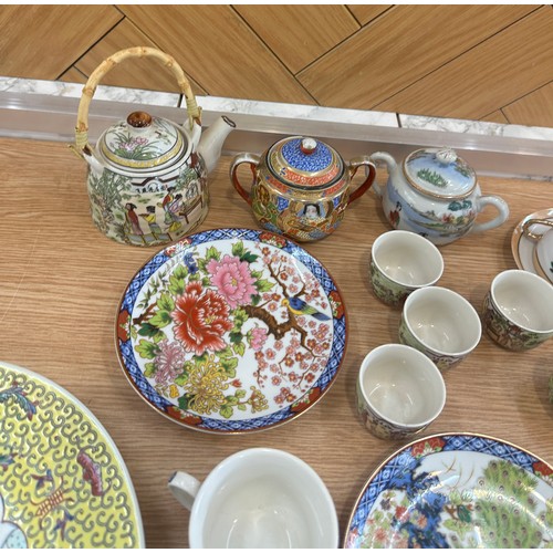 532 - Selection of oriental items to include tea pots, plates, cup and saucers etc