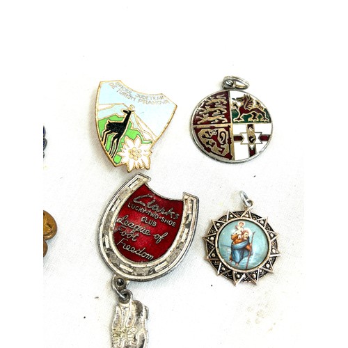 486 - Selection of vintage badges includes girl guides, silver brooch etc