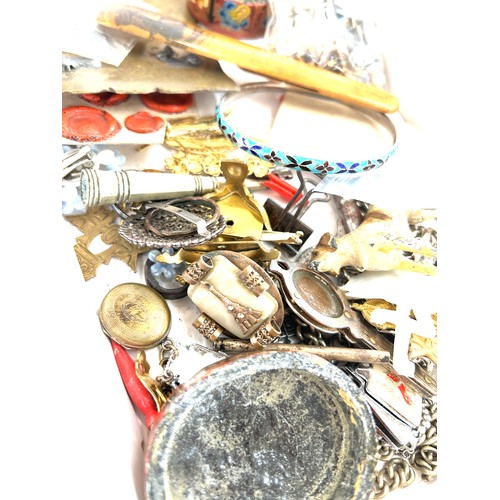 492 - Selection of collectable items includes Pendant, chains etc