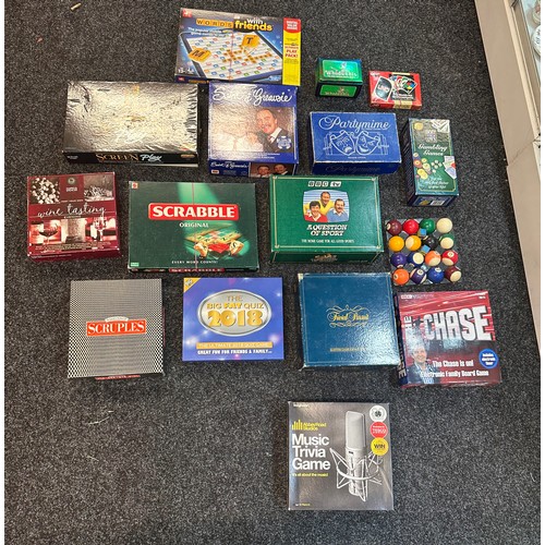 330 - Large selection of vintage and later games to include Trivial pursuit, scrabble, uno, The Chase and ... 