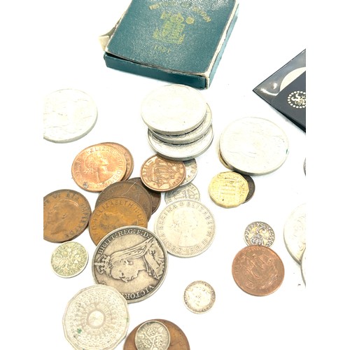 513 - Selection of vintage and later coins includes crowns etc