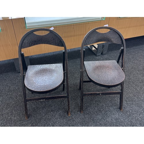 373 - 2 Folding textured chairs