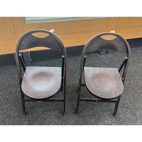 373 - 2 Folding textured chairs