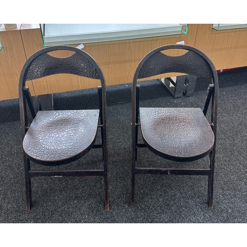 373 - 2 Folding textured chairs