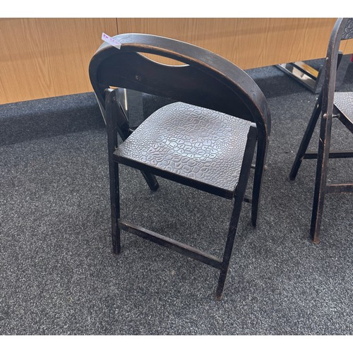 373 - 2 Folding textured chairs