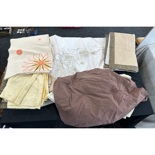 358 - Selection of vintage and later linen