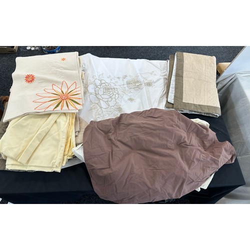 358 - Selection of vintage and later linen