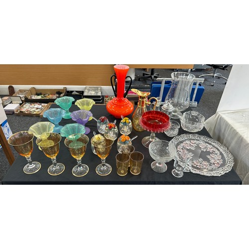 327 - Selection of vintage and later glassware to include coloured glass, decorative plastic jam pots etc