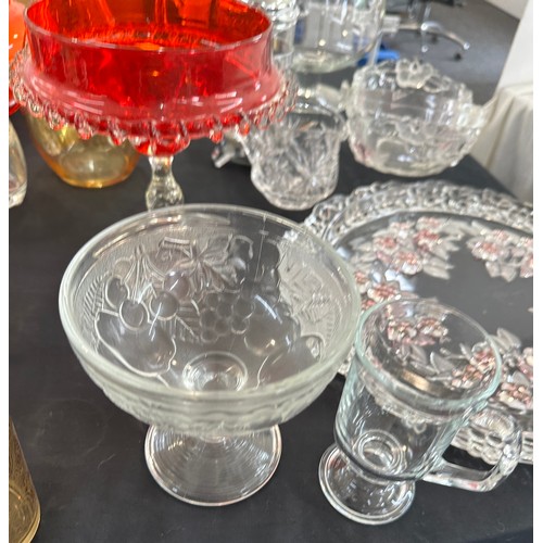 327 - Selection of vintage and later glassware to include coloured glass, decorative plastic jam pots etc