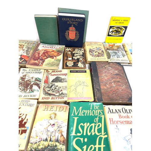 139 - Selection of vintage and later books includes Annuals, Our island story etc