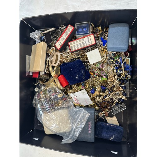 529 - Box of assorted vintage costume jewellery