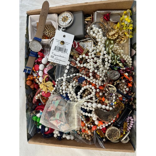 616A - Box of assorted vintage costume jewellery