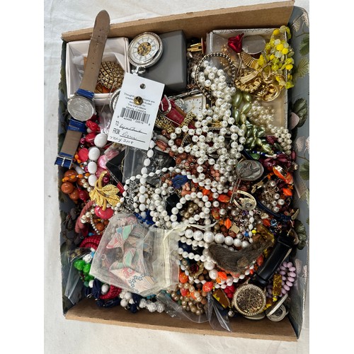 616A - Box of assorted vintage costume jewellery
