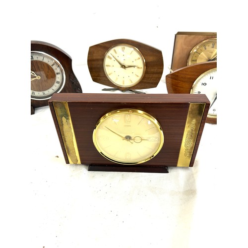 423 - Large selection of assorted vintage retro mantle clocks includes Smiths, Metamic etc