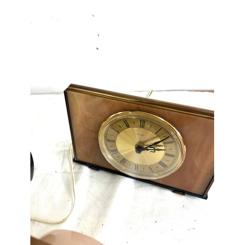 423 - Large selection of assorted vintage retro mantle clocks includes Smiths, Metamic etc