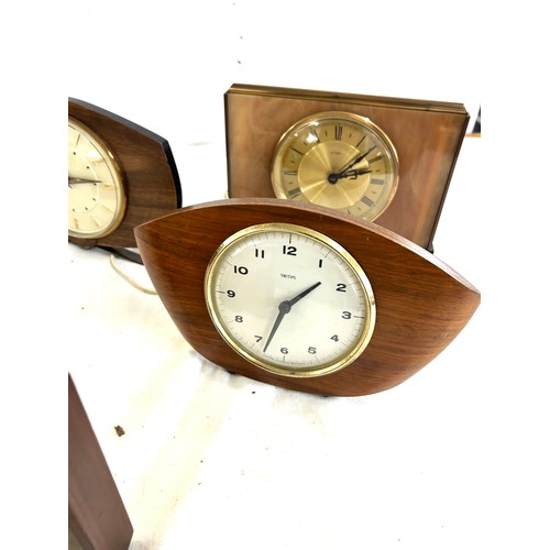 423 - Large selection of assorted vintage retro mantle clocks includes Smiths, Metamic etc