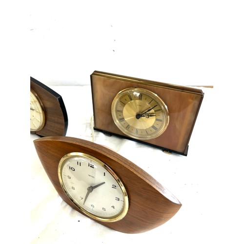 423 - Large selection of assorted vintage retro mantle clocks includes Smiths, Metamic etc