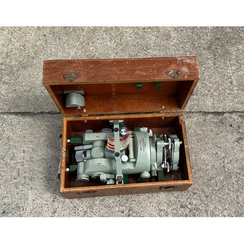 194 - Cased cooke tavistock vickers theodolite vo42533