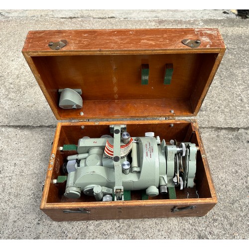 194 - Cased cooke tavistock vickers theodolite vo42533