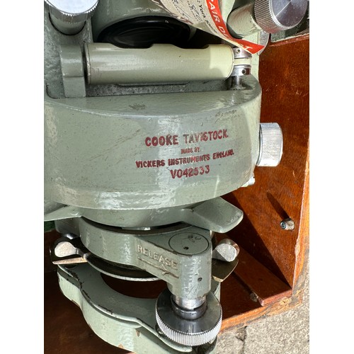 194 - Cased cooke tavistock vickers theodolite vo42533