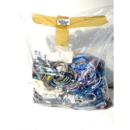 443 - 10kg UNSORTED COSTUME JEWELLERY inc. Bangles, Necklaces, Rings, Earrings.