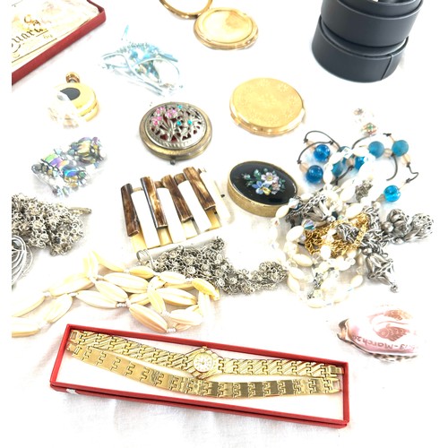 473 - Selection of collectable items includes costume jewellery, compacts etc