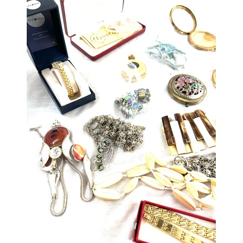 473 - Selection of collectable items includes costume jewellery, compacts etc