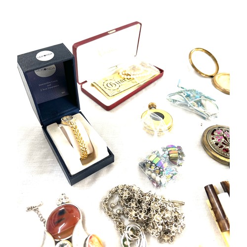 473 - Selection of collectable items includes costume jewellery, compacts etc