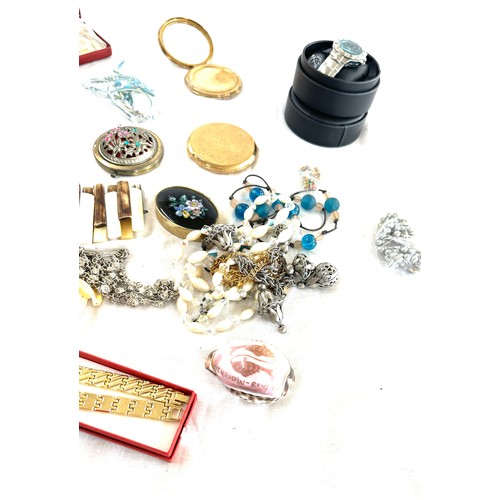 473 - Selection of collectable items includes costume jewellery, compacts etc