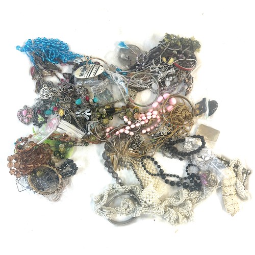 483 - Selection of vintage and later costume jewellery