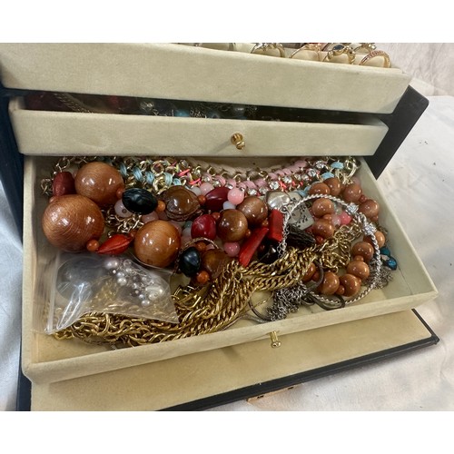 459 - Selection of costume jewellery in jewellery case to include brooches, rings, bracelets etc