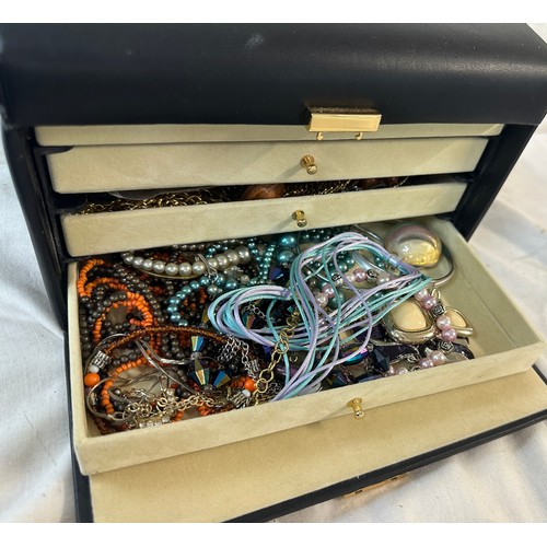 459 - Selection of costume jewellery in jewellery case to include brooches, rings, bracelets etc