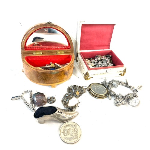 430 - Selection of vintage costume jewellery to include cameo, bracelets etc