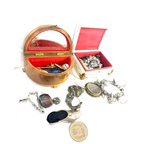 430 - Selection of vintage costume jewellery to include cameo, bracelets etc